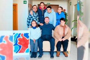 Evaristo Martínez, periodista de La Voz, junto con integrantes de la radio.