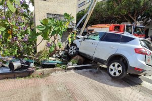 El vehículo chocó contra un muro.