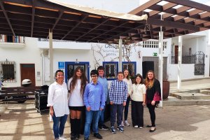 La edil de Cultura junto a los alumnos de la Escuela Municipal de Música y la profesora.