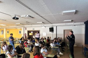 La Policía Local de Huércal-Overa imparte charlas a los alumnos del IES Cura Valera.