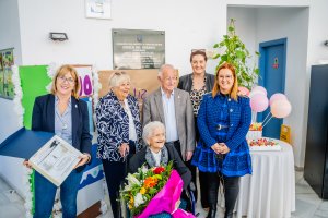 Rosario Abad celebrando su 100 cumpleaños.
