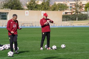 Pepe Mel en el entrenamiento de este lunes en el Anexo.