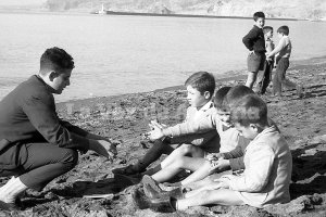 Niños del Zapillo en los años 60 en uno de esos días perdidos en la playa cuando jugaban a buscar en la arena.