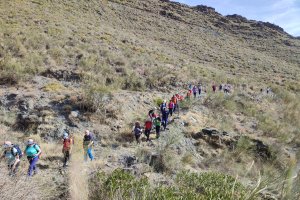 Los senderistas recorriendo la ruta.
