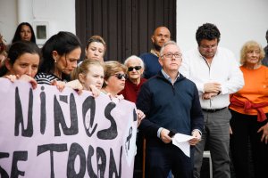 Vecinos de Abla durante la concentración de condena por el asesinato.