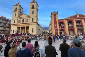 Lucha de lanceros durante la recreación histórica.