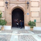 Alina, madre de Elisa y Larisa, en la salida tras la misa llevada a cabo en la Iglesia de la Anunciación.