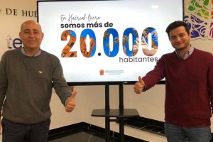 Fotografía de archivo del alcalde y el edil de Hacienda de cuando se superaron los 20.000 habitantes.