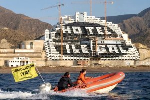 Archivo de activistas de Greenpeace frente al Hotel del Algarrobico.