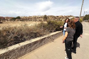 La alcaldesa de Benahadux, Noelia Damián, visita el solar adquirido por el Ayuntamiento.