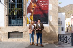 El alcalde de Níjar, José Francisco Garrido y la concejal de Cultura, María Jesús López, presentan la programación.