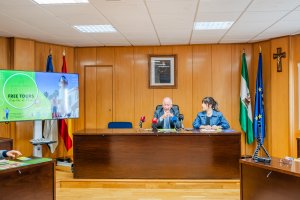 El alcalde Gabriel Amat y la concejala Turismo y Playas, Amalia López, presentan la iniciativa.