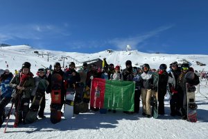 Los participantes posan en las pistas de ski.