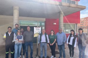 Foto del alumnado en prácticas con el alcalde Antonio Bonilla.