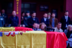Detalle de los ataúdes durante el homenaje de los dos guardias civiles del GAR, en la Comandancia de la Guardia Civil de Logroño.