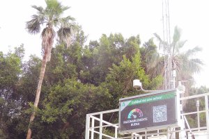 La estación de medida de calidad del aire que hay en el parque junto a Carrefour.