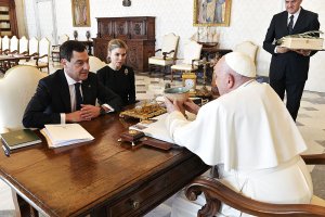El Papa sostiene el cáliz elaborado en Almería y regalado por Juanma Moreno.