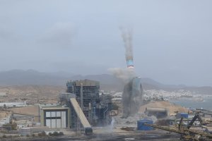 La chimenea de 200 metros de la Central Térmica Litoral ya es historia.