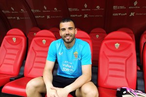 Maximiano posa para LA VOZ y Cadena SER en el banquillo del Mediterráneo.