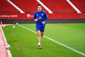 Tiene otro año más de contrato en el Almería.