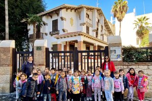 Los artistas en la puerta del Museo momentos antes de inaugurar la exposición.