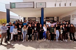 Foto de familia del alumnado del IES Turaniana de Roquetas y Fran Martín Milán, coordinador de la actividad.