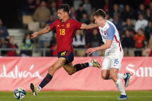 El lateral del Almería brilla en su debut con la Sub-21.