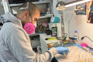 Gabriel Ibarra realizando un ajedrez de resina