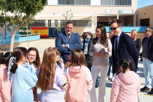 Imagen de archivo Alcalde, Delegada Gobierno y Delegado Educación en colegio de Vera.
