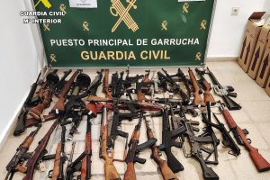 Las armas de guerra incautadas por la Guardia Civil.