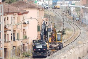 Las máquinas cortando la vía y retirándola hasta la zona donde estaba el puente de Los Molinos.