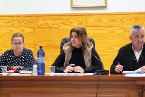 La alcaldesa de Benahadux, Noelia Damián, en el centro.