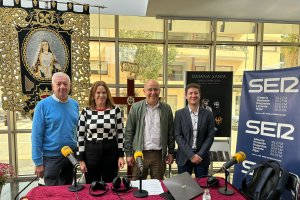 El pregonero de la Semana Santa, José Antonio Giménez (izquierda) junto a la concejal de Cultura, Ana Martínez y el alcalde, Domingo Fernández.