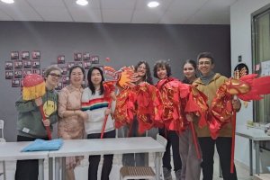 La profesora junto con varios de sus alumnos.