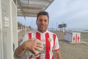 Con la camiseta del homenaje a Ortiz en su querido barrio de El Zapillo.