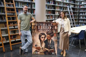 El ilustrador Antonio Lorente y la concejala de Cultura del Ayuntamiento de El Ejido, Elena Gómez, este viernes.