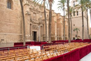 Sillas de la carrera oficial a su paso por la Catedral de Almería.