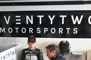 Emilio Alzamora aconsejando a  Cano, uno de sus jóvenes pilotos