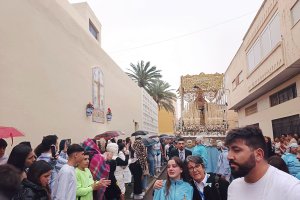 La lluvia obligaba a la hermandad de Los Ángeles a refugiarse en el lugar más cercano.