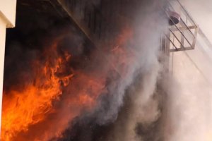 Bomberos extinguiendo el fuego producido en una vivienda. Imagen de archivo.