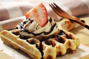 Gofre al estilo Bruselas con chocolate, helado y fresas.