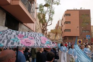 Paraguas al paso del palio de la Virgen de Los Ángeles.
