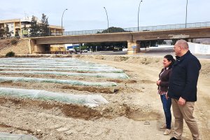 Alcalde concejala en el solar comprado para el nuevo IES.