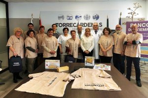 Los voluntarios reciben batas distintivas de Paola Laynez y Manuel Vida.