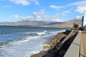 Los últimos temporales han dejado sin arena zonas de playa del paseo marítimo de Balerma.