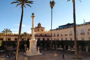 Plaza Vieja de la capital con Los Coloraos en el centro