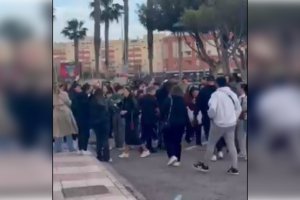 Los jóvenes que asistieron a la quedada de los dos influencers.