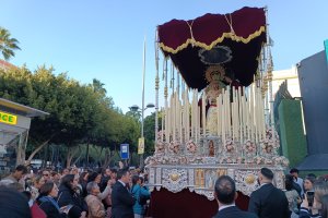 El palio de Gracia y Amparo, bajo un cielo sin nubes al salir de La Salle.