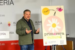 Diego Cruz, concejal de Cultura del Ayuntamiento de Almería, con el cartel de la Primavera Cultural.