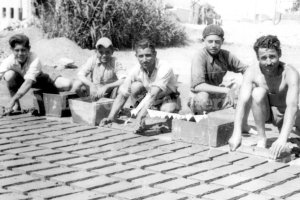 José Cantón Gallardo, en el centro de la imagen, cuando trabajaba en una fábrica de hacer tejas que había en la Vega de Acá.